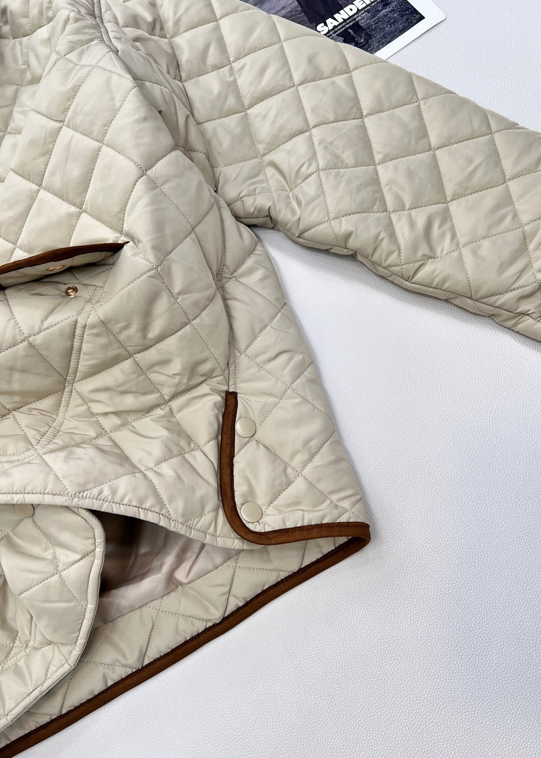 🆕MIU MIU早秋新款薄棉菱格短外套夹克，🌿 沉稳而不失格调的军绿色调，自带复古氛围，能轻松融入多种穿