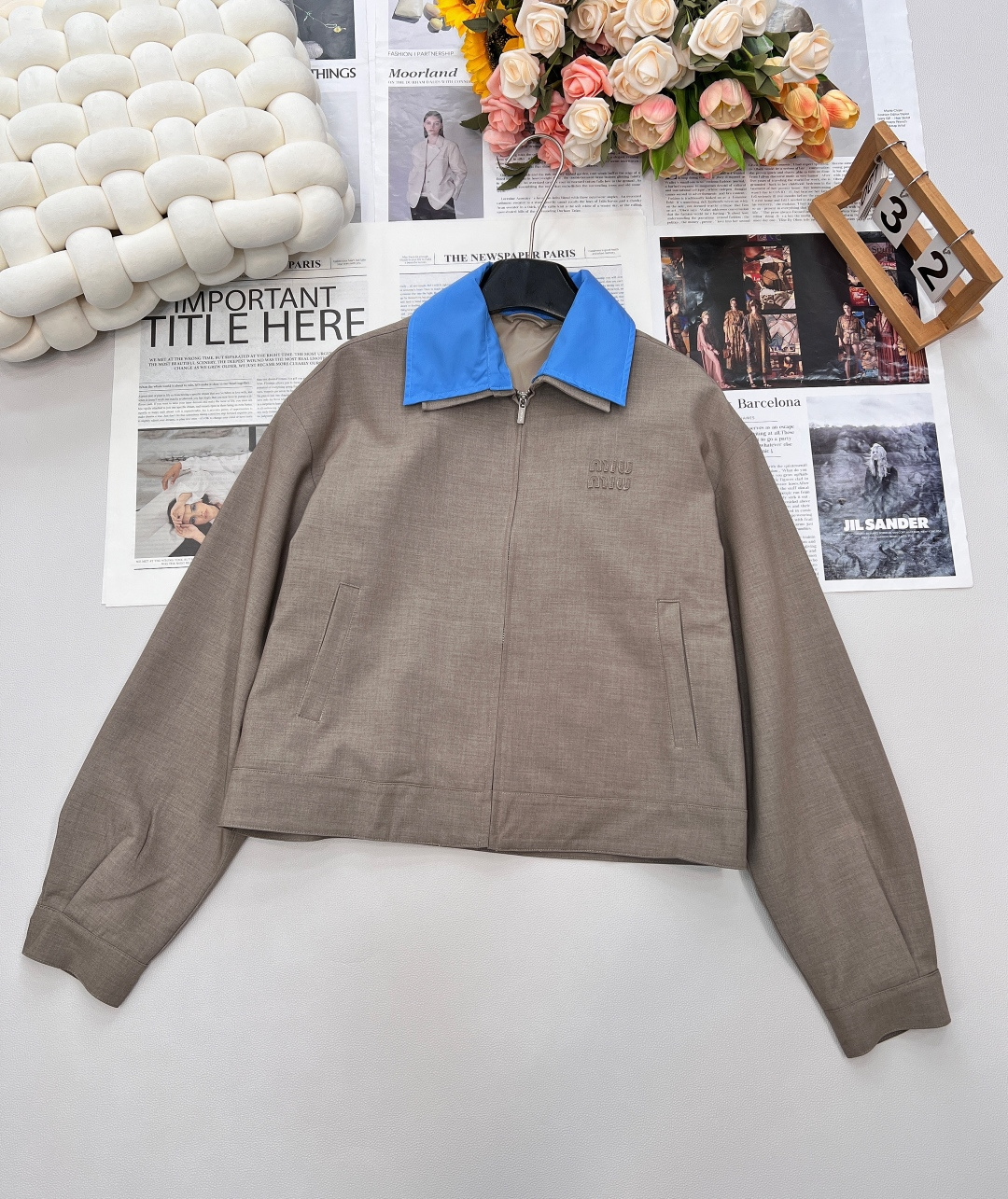 NO:471733,Miumiu2025 new removable collar jacket jacket short skirt set, customized YB imported fine imitation wool material, delicate texture, high-quality appearance, wear removable collar zipper jacket jacket, regular design of front shoulder lapel, large body khaki color matching, suitable for autumn and winter Maillard casual outfit, collar spliced ​​blue shirt fabric, rich layers, contrasting colors are more eye-catching and fashionable, matched with the letter logo on the chest, exquisite and durable details highlight the brand style, presenting a casual college old money style, matched with the same series drawstring elastic short skirt, pleated umbrella-shaped modification of waist and hips, the hem splicing echoes up and down, complete set of dressing fashionable and fashionable, customized surface accessories, complete three standards!  Large-scale Size SML Jacket Braid, Miumiu, Skirts, Jackets & Coats, Jackets & Coats, Shirts, Alexander Wang19860909Miumiu2025新款可拆卸领夹克外套短裙套装,定制YB进口精仿羊毛材质 质感细腻 品相高级 穿搭可拆卸领拉链夹克外套 正肩翻领常规设计 大身卡其配色 适配秋冬美拉德休闲穿搭 领口拼接蓝色衬衫面料 层次丰富 撞色更吸睛时髦 配合胸前字母徽标 精致耐看的细节突出品牌格调 呈现随性学院老钱风格 搭配同系列抽绳弹力短裙 褶皱伞状修饰腰胯 裙摆拼接上下呼应 成套穿搭时髦洋气 定制面辅料 ,三标齐全！大货出 尺码sml 外套编,,miumiu,skirts,jackets & coats,jackets & coats,shirts,alexander wang,Women's clothing