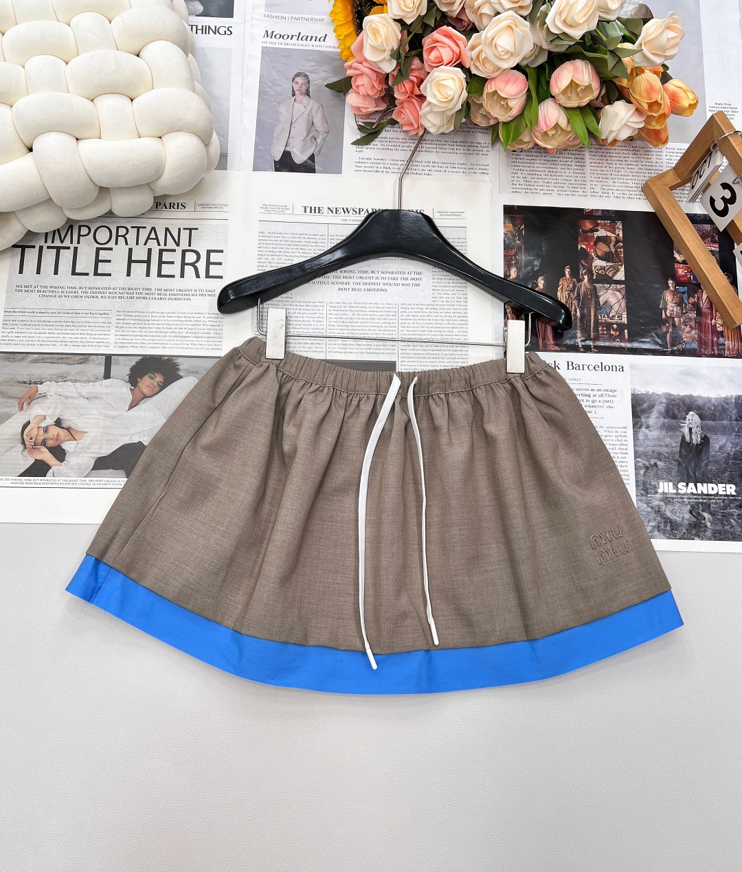 NO:471739,Miumiu2025 new removable collar jacket jacket short skirt set, customized YB imported fine imitation wool material, delicate texture, high-quality appearance, wear removable collar zipper jacket jacket, regular design of front shoulder lapel, large body khaki color matching, suitable for autumn and winter Maillard casual outfit, collar spliced ​​blue shirt fabric, rich layers, contrasting colors are more eye-catching and fashionable, matched with the letter logo on the chest, exquisite and durable details highlight the brand style, presenting a casual college old money style, matched with the same series drawstring elastic short skirt, pleated umbrella-shaped modification of waist and hips, the hem splicing echoes up and down, complete set of dressing fashionable and fashionable, customized surface accessories, complete three standards!  Large-scale Size SML Skirt Braid, Miumiu, Skirts, Jackets & Coats, Jackets & Coats, Shirts, Alexander Wang19860909Miumiu2025新款可拆卸领夹克外套短裙套装,定制YB进口精仿羊毛材质 质感细腻 品相高级 穿搭可拆卸领拉链夹克外套 正肩翻领常规设计 大身卡其配色 适配秋冬美拉德休闲穿搭 领口拼接蓝色衬衫面料 层次丰富 撞色更吸睛时髦 配合胸前字母徽标 精致耐看的细节突出品牌格调 呈现随性学院老钱风格 搭配同系列抽绳弹力短裙 褶皱伞状修饰腰胯 裙摆拼接上下呼应 成套穿搭时髦洋气 定制面辅料 ,三标齐全！大货出 尺码sml 半裙编,,miumiu,skirts,jackets & coats,jackets & coats,shirts,alexander wang,Women's clothing