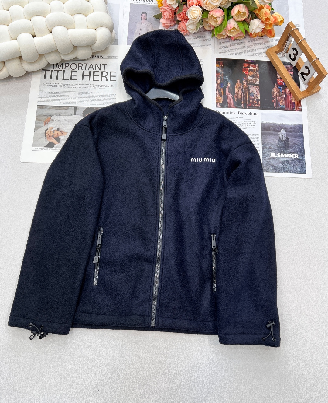 NO:471740,Miumiu2025SS new fleece hooded zipper jacket, customized YB imported fleece material, soft and comfortable texture, skin-friendly and warm, seasonal layering, fashionable and cold-proof, hooded zipper jacket style, slit adjustment, brand letter logo on the chest, collision with the big body, effectively brighten, low-key highlights the brand's personality charm, Zipper pockets and drawstrings increase the sense of casual slackness, loose silhouette Oversized, comfortable and fashionable, easy to control whether you travel or leisure and entertainment, fashionable and relaxed, customized surface accessories, three standards, large-scale products, size sml, edited,,miumiu, versace, jackets & coats,hats,alexander wang19860909Miumiu2025SS新款摇粒绒连帽拉链外套,定制YB进口摇粒绒材质 质感柔软舒适 亲肤保暖 换季叠穿 时髦又御寒 连帽拉链外套版型 开衩随意调节 胸前融入品牌字母标识 与大身深色碰撞有效提亮 低调彰显了品牌个性魅力 拉链口袋和抽绳增加休闲松弛感 宽松廓形Oversized 穿搭舒适时尚 无论日常出行还是休闲娱乐 都能轻松驾驭 时尚松弛 定制面辅料 ,三标齐全,大货出 尺码sml 编,,miumiu,versace,jackets & coats,hats,alexander wang,Women's clothing