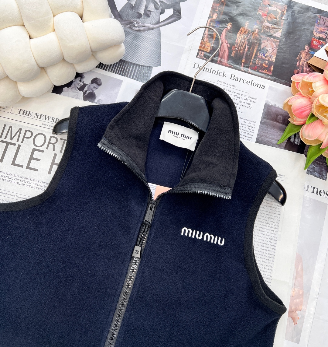 🆕MiumiU25SS早秋新款微标刺绣藏蓝色摇粒绒马甲丨⚠独家yb开发！高版出品！原版1:1有颗粒感定制