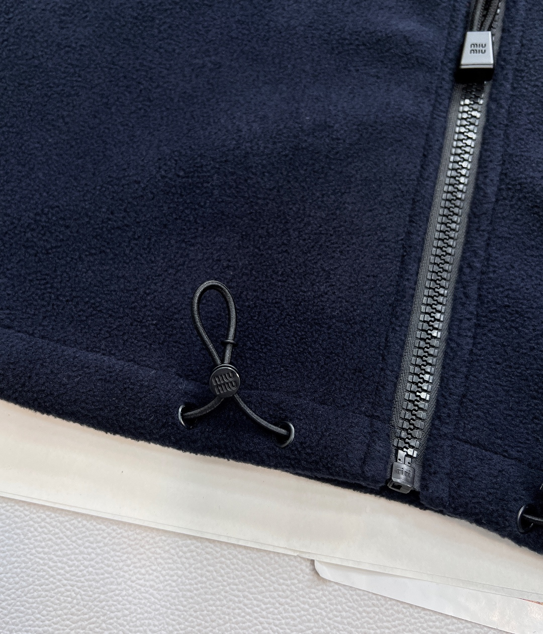 🆕MiumiU25SS早秋新款微标刺绣藏蓝色摇粒绒马甲丨⚠独家yb开发！高版出品！原版1:1有颗粒感定制