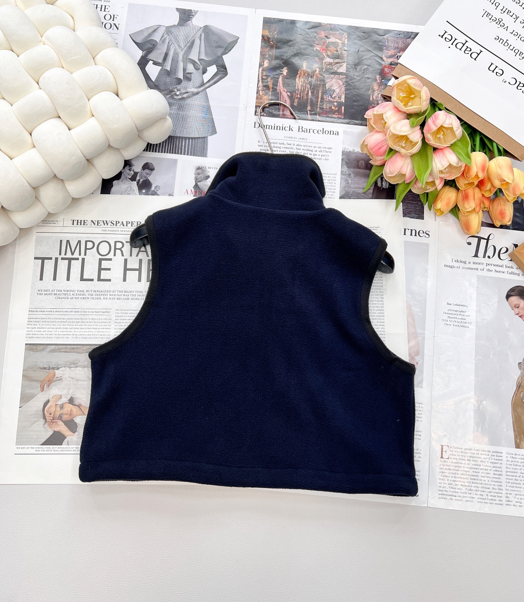 🆕MiumiU25SS早秋新款微标刺绣藏蓝色摇粒绒马甲丨⚠独家yb开发！高版出品！原版1:1有颗粒感定制