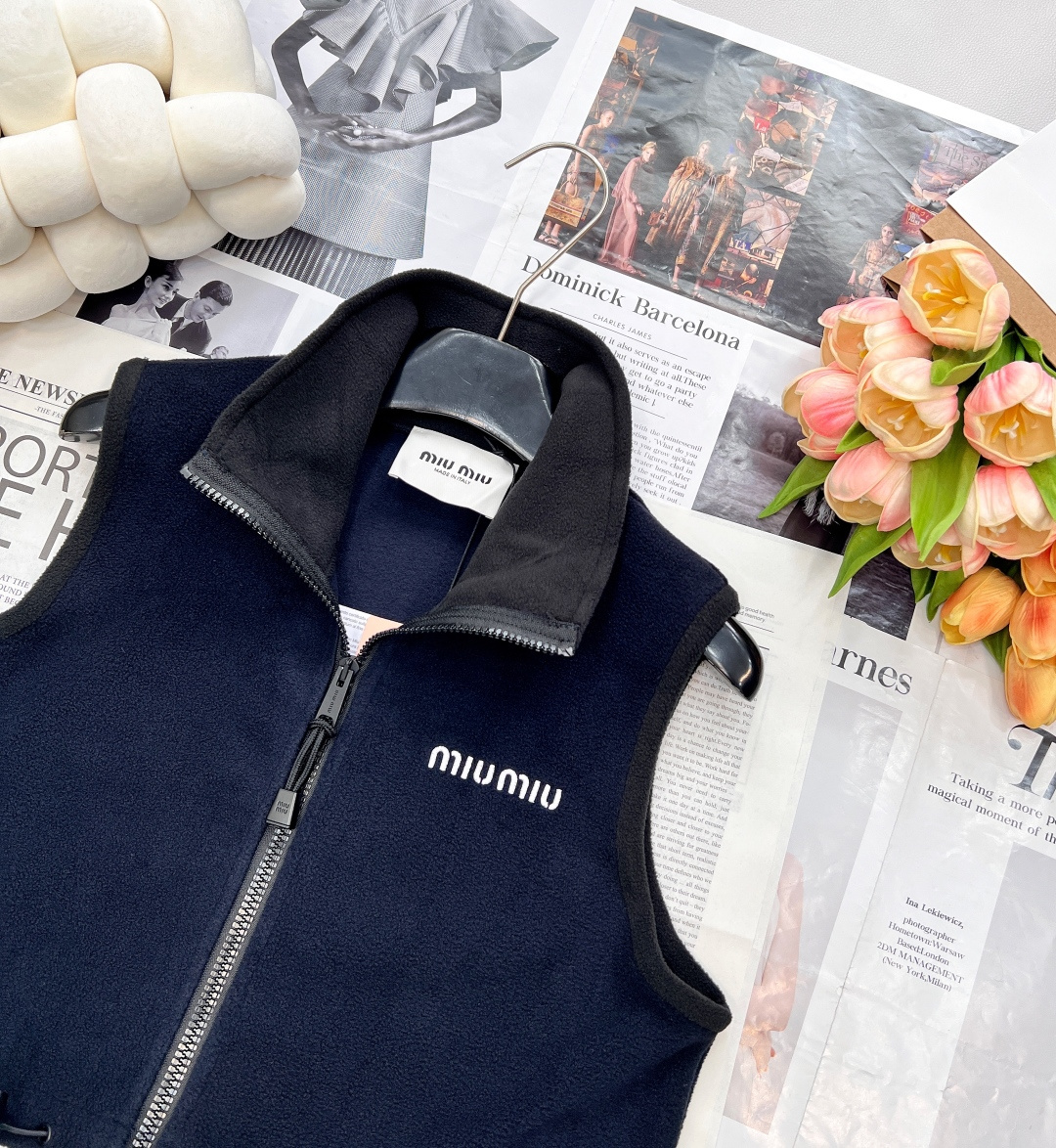 🆕MiumiU25SS早秋新款微标刺绣藏蓝色摇粒绒马甲丨⚠独家yb开发！高版出品！原版1:1有颗粒感定制