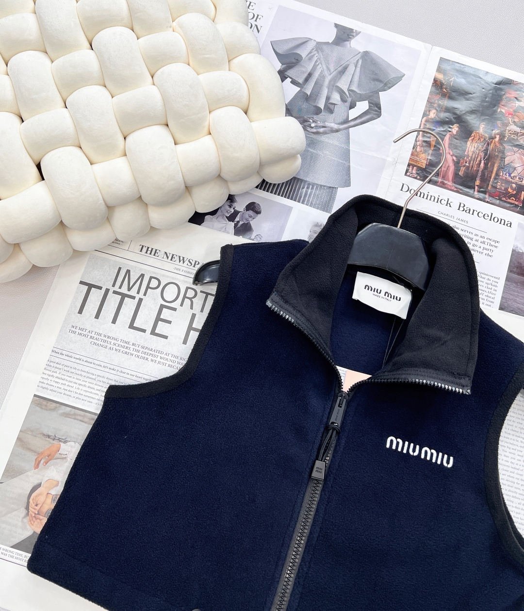 🆕MiumiU25SS早秋新款微标刺绣藏蓝色摇粒绒马甲丨⚠独家yb开发！高版出品！原版1:1有颗粒感定制