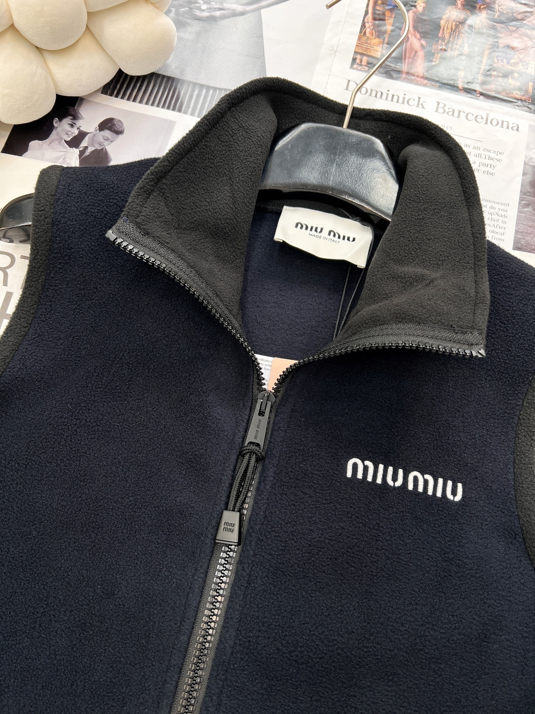 🆕MiumiU25SS早秋新款微标刺绣藏蓝色摇粒绒马甲丨⚠独家yb开发！高版出品！原版1:1有颗粒感定制