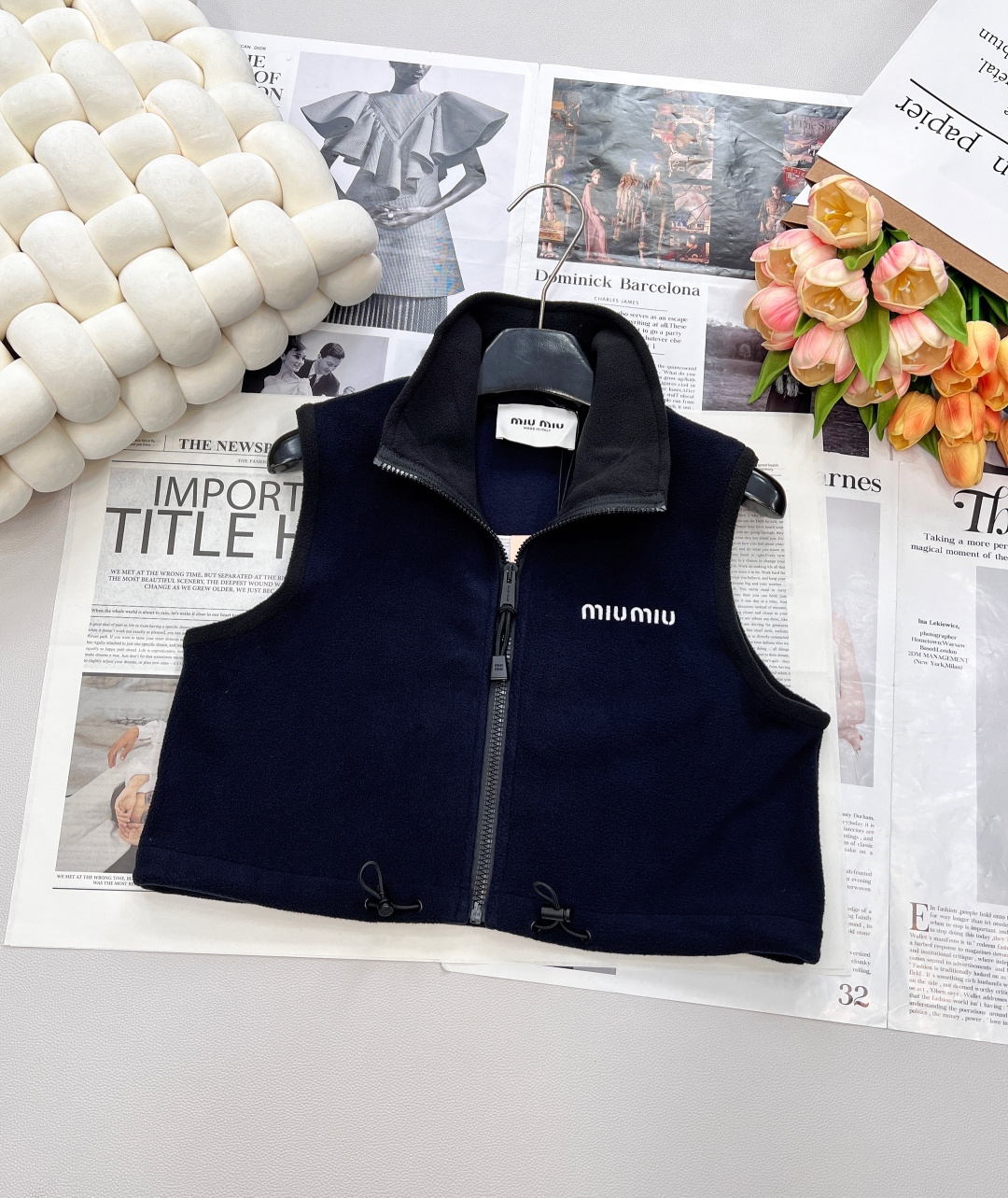 NO:471750,MiumiU25SS early autumn new micro-label embroidered blue fleece vest丨Exclusive yb development!  High-end production!  The original 1:1 grainy custom fleece fabric is different from the soft version on the market!  The unique grainy feeling of fleece is too healing!  It feels like being wrapped in clouds, and like a warm blanket, making the overall look more layered, allowing you to stand out from the crowd!  A series of outsourcing!  Complete three standards, large-scale products, size sml code, miumiu, blankets, alexander wang19860909MiumiU25SS早秋新款微标刺绣藏蓝色摇粒绒马甲丨独家yb开发！高版出品！原版1:1有颗粒感定制摇粒绒面料 区别市面软趴趴版本！摇粒绒特有的颗粒感上身也太治愈了！像被云朵包裹 又像裹着暖烘烘的毯子更让整体造型更有层次感,让你在人群中脱颖而出！一系列有出！三标齐全,大货出 尺码sml 编码,,miumiu,blankets,alexander wang,Women's clothing