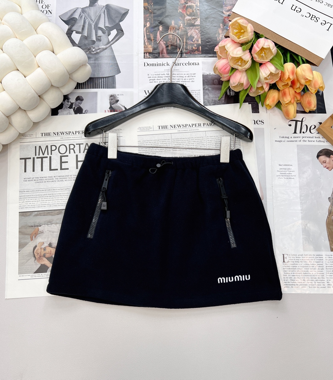NO:471758,Miumiu25Fw early autumn new micro-label embroidered fleece elastic waist short skirt丨Exclusive yb development!  High-end production!  The original 1:1 grainy custom fleece fabric is different from the soft version on the market!  The unique grainy feeling of fleece is too healing!  It feels like being wrapped in clouds, and like a warm blanket, it makes the overall look more layered, allowing you to stand out from the crowd!  A series of outsourcing!  Perfect workmanship quality depends on details, three standards are complete, large-scale products are available SML code, Miumiu, skirts, blankets, alexander wang19860909Miumiu25Fw早秋新款微标刺绣摇粒绒松紧腰短半裙丨独家yb开发！高版出品！原版1:1有颗粒感定制摇粒绒面料 区别市面软趴趴版本！摇粒绒特有的颗粒感上身也太治愈了！像被云朵包裹 又像裹着暖烘烘的毯子更让整体造型更有层次感,让你在人群中脱颖而出！一系列有出！完美做工品质看细节,三标齐全,大货出 尺码sml 编码,,miumiu,skirts,blankets,alexander wang,Women's clothing