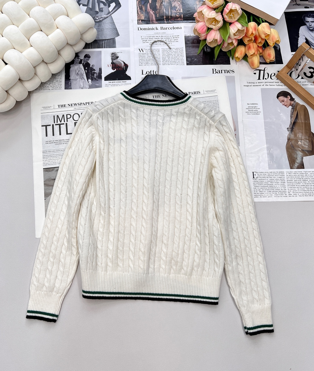 🆕dior25早秋新款来袭✨ 这件D家白色绿边麻花长袖V领毛衣，简直是时髦精必备！经典V领设计，撞色领口