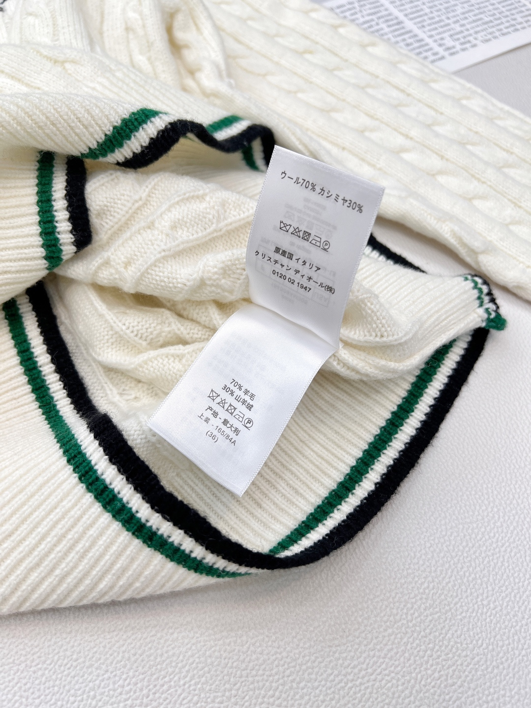 🆕dior25早秋新款来袭✨ 这件D家白色绿边麻花长袖V领毛衣，简直是时髦精必备！经典V领设计，撞色领口
