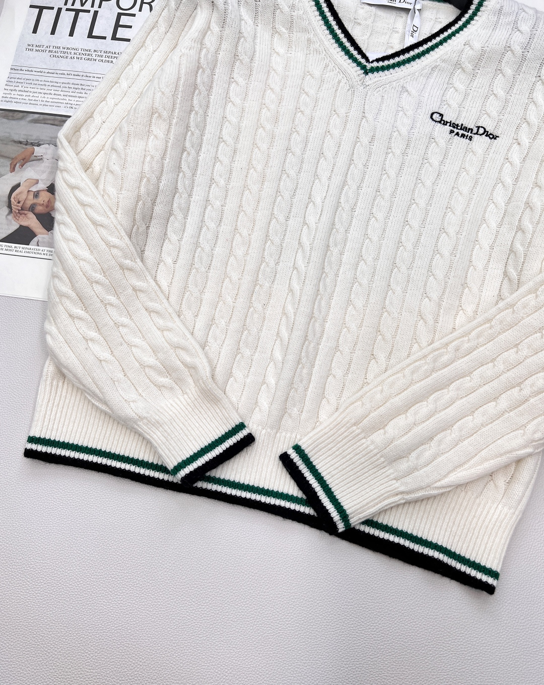 🆕dior25早秋新款来袭✨ 这件D家白色绿边麻花长袖V领毛衣，简直是时髦精必备！经典V领设计，撞色领口