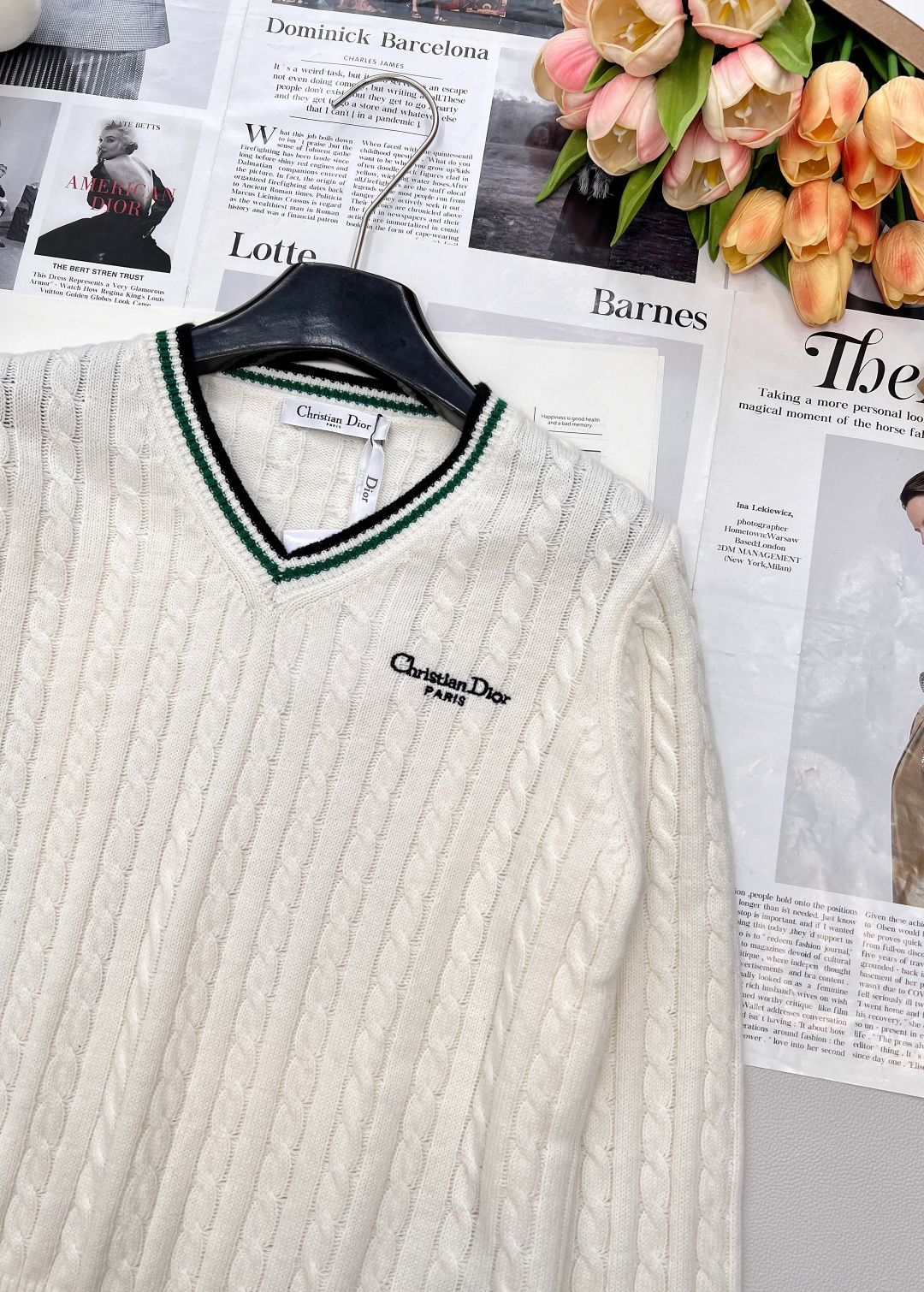 🆕dior25早秋新款来袭✨ 这件D家白色绿边麻花长袖V领毛衣，简直是时髦精必备！经典V领设计，撞色领口