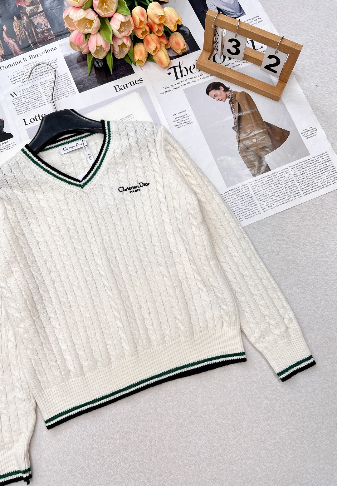 🆕dior25早秋新款来袭✨ 这件D家白色绿边麻花长袖V领毛衣，简直是时髦精必备！经典V领设计，撞色领口
