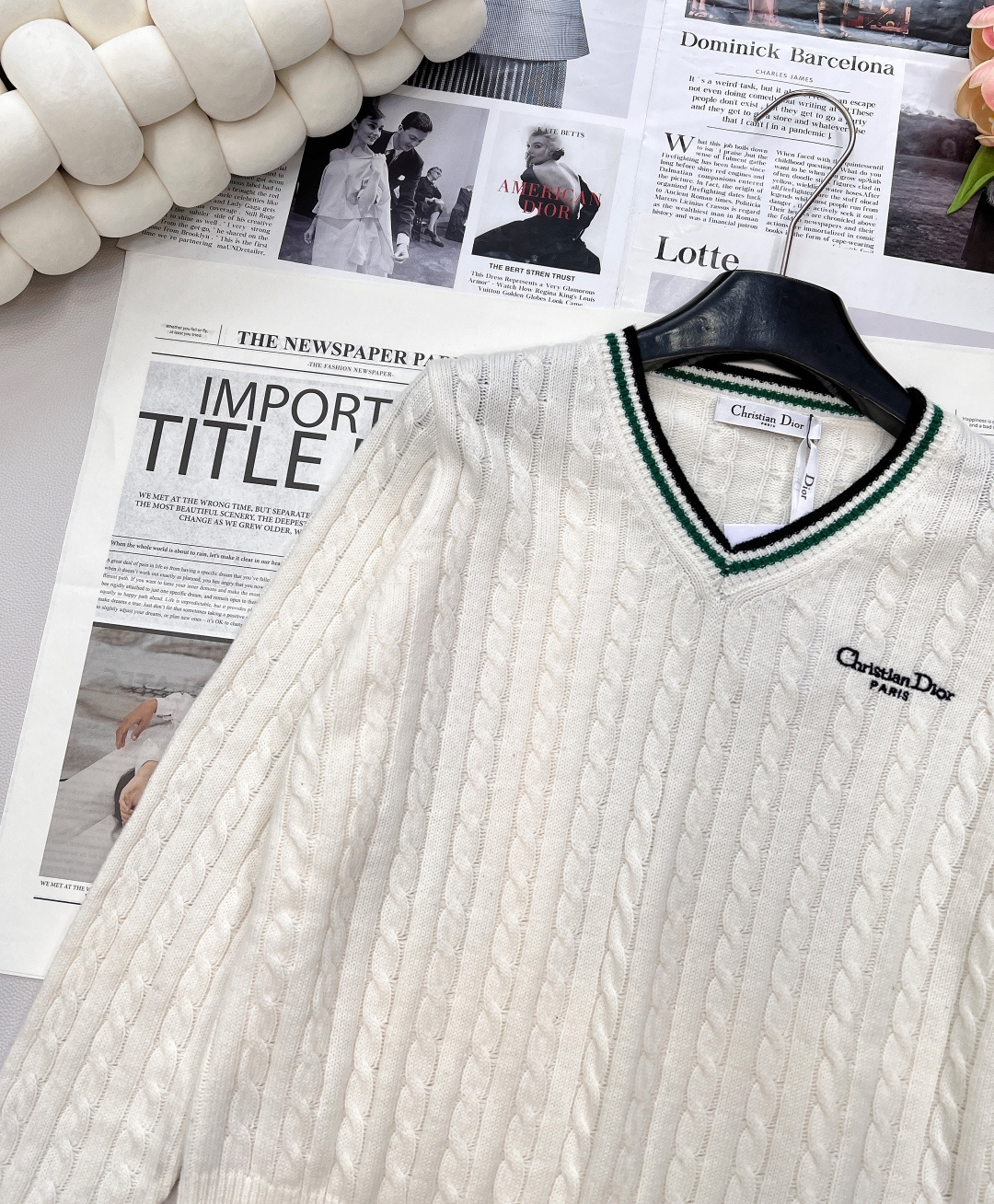 🆕dior25早秋新款来袭✨ 这件D家白色绿边麻花长袖V领毛衣，简直是时髦精必备！经典V领设计，撞色领口