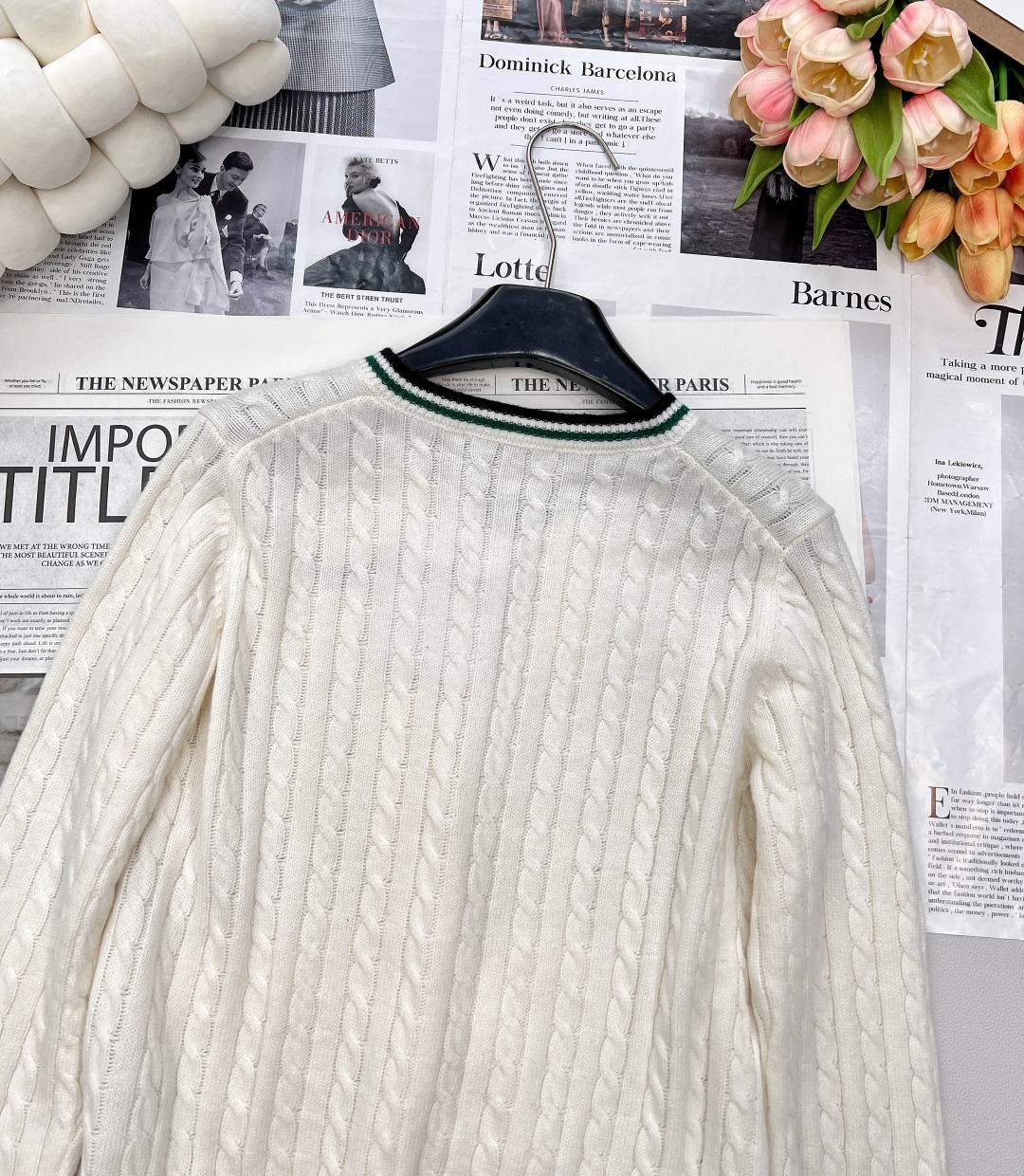 🆕dior25早秋新款来袭✨ 这件D家白色绿边麻花长袖V领毛衣，简直是时髦精必备！经典V领设计，撞色领口