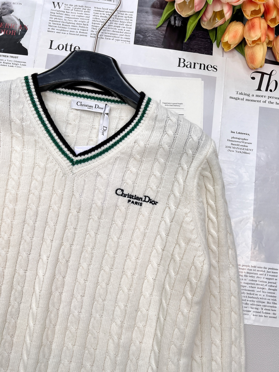 🆕dior25早秋新款来袭✨ 这件D家白色绿边麻花长袖V领毛衣，简直是时髦精必备！经典V领设计，撞色领口