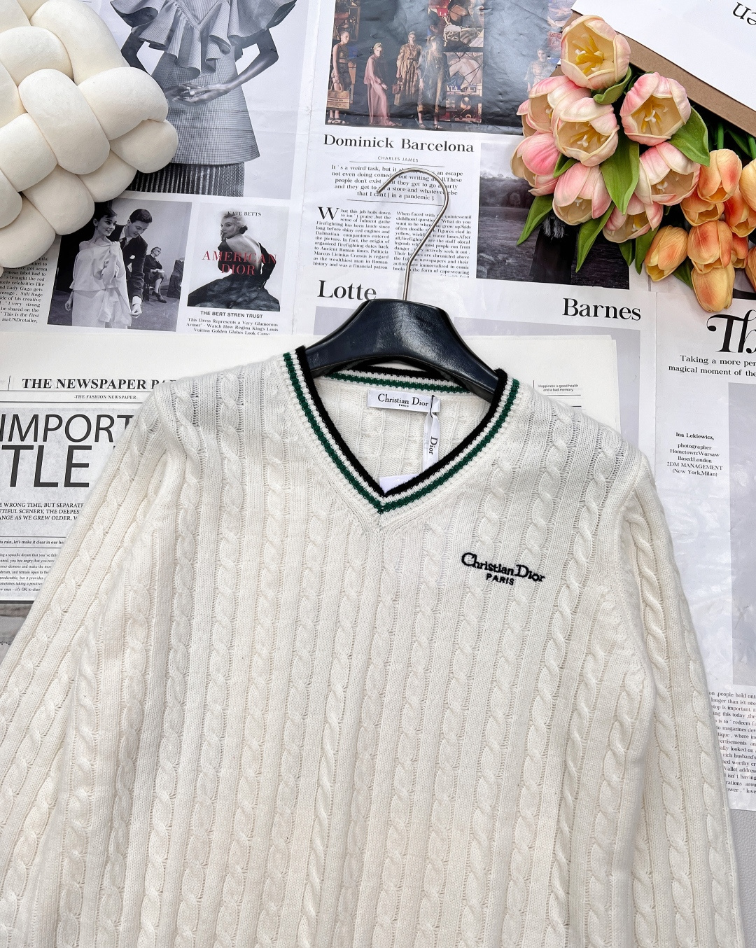 🆕dior25早秋新款来袭✨ 这件D家白色绿边麻花长袖V领毛衣，简直是时髦精必备！经典V领设计，撞色领口