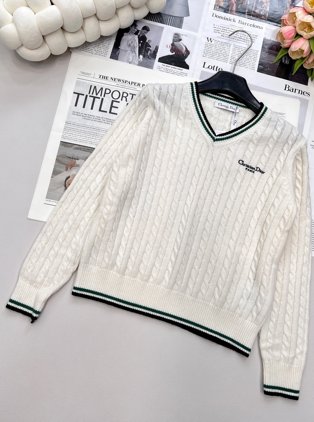 🆕dior25早秋新款来袭✨ 这件D家白色绿边麻花长袖V领毛衣，简直是时髦精必备！经典V领设计，撞色领口