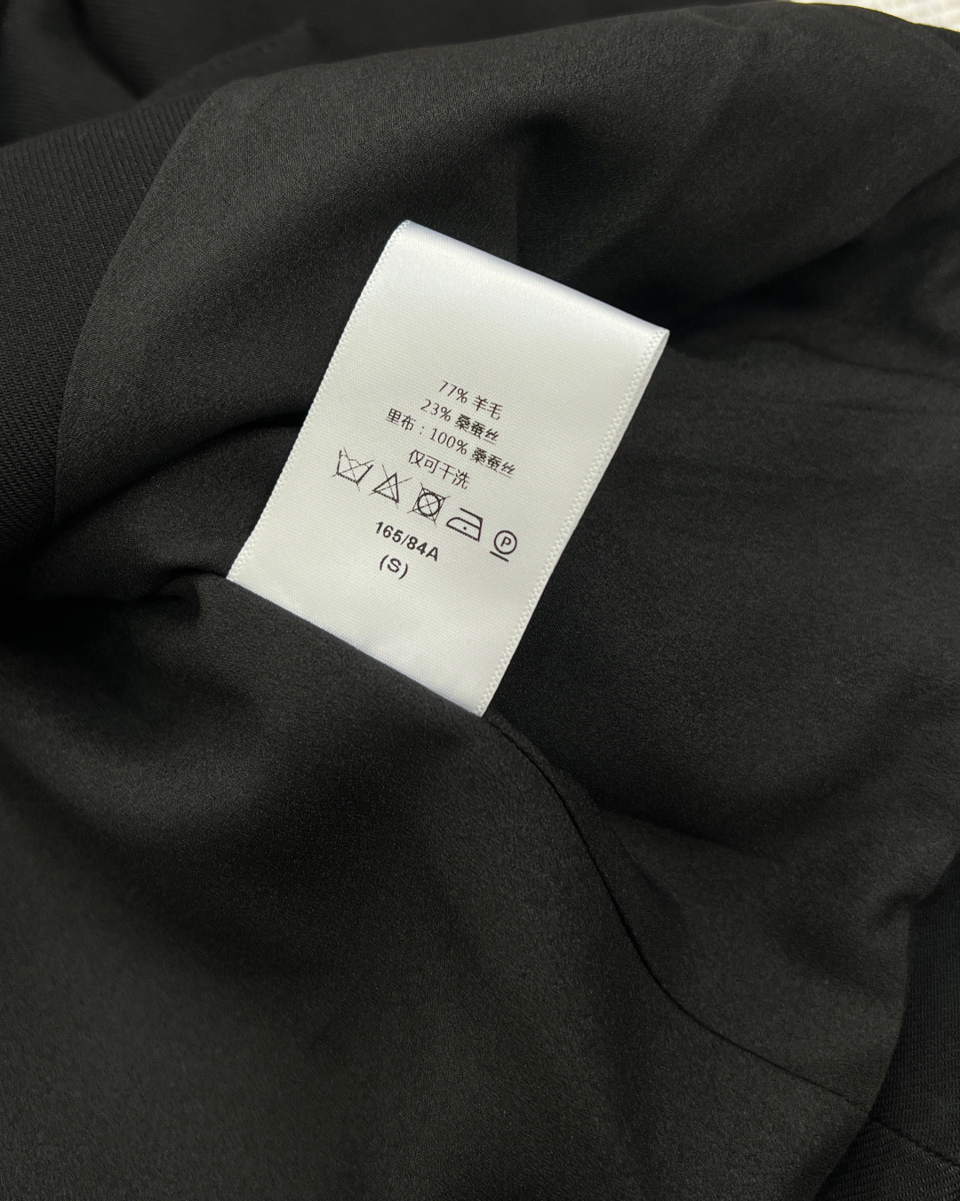 🆕 Dior新品上架翻领西服外套。定制YB进口材质 质感光泽 贴肤舒适垂顺翻领修身西服 高级纯色 搭配原