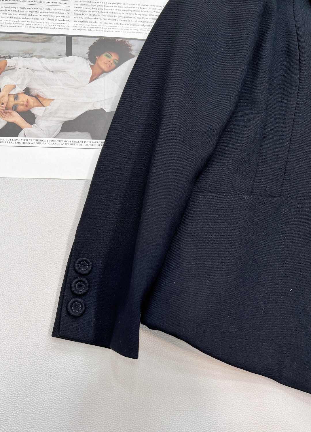 🆕 Dior新品上架翻领西服外套。定制YB进口材质 质感光泽 贴肤舒适垂顺翻领修身西服 高级纯色 搭配原