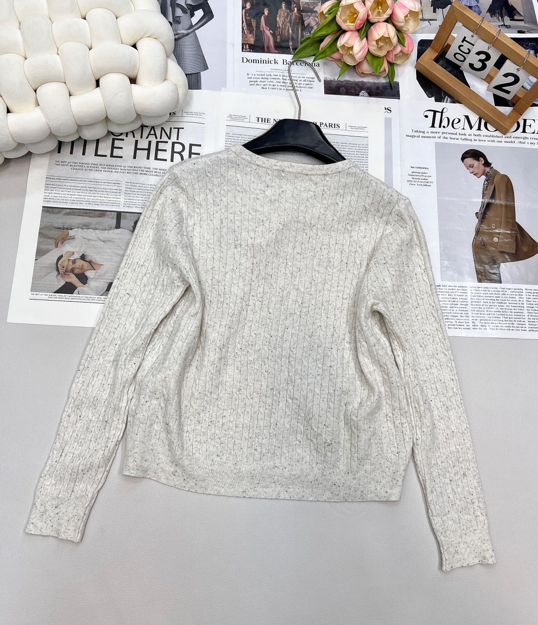 🆕LOEWE25SS新款刺绣logo彩色扣羊毛开衫。采用定制YB羊毛纱线织造圆领针织开衫的经典剪裁，不仅