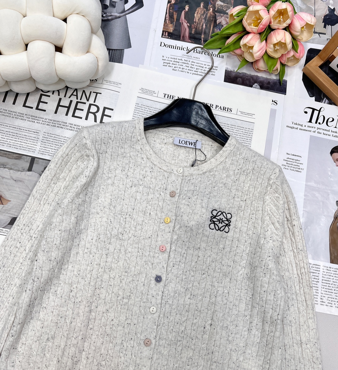 🆕LOEWE25SS新款刺绣logo彩色扣羊毛开衫。采用定制YB羊毛纱线织造圆领针织开衫的经典剪裁，不仅