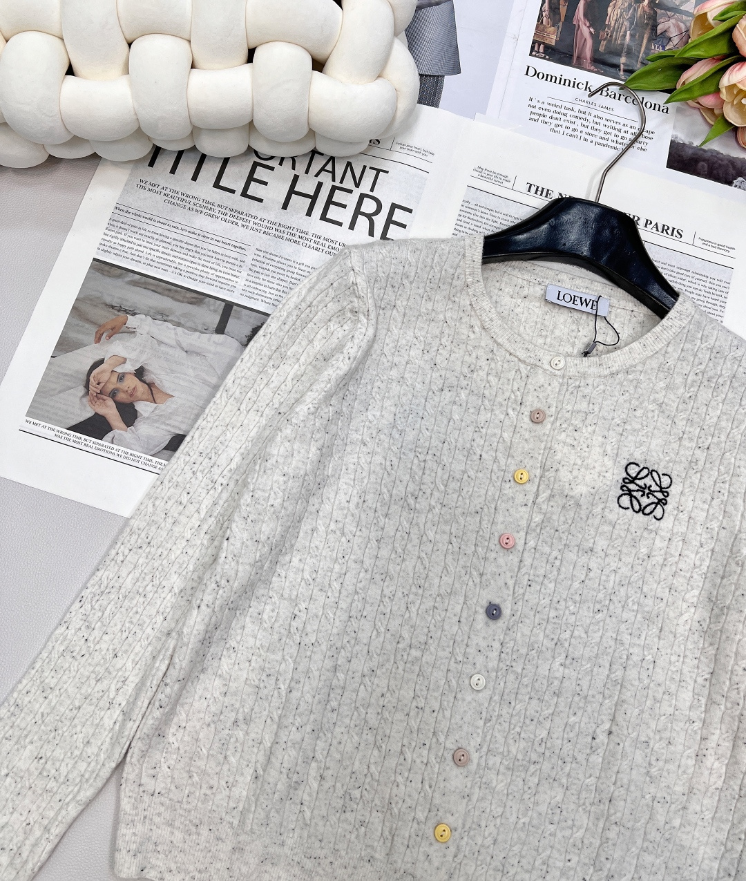 🆕LOEWE25SS新款刺绣logo彩色扣羊毛开衫。采用定制YB羊毛纱线织造圆领针织开衫的经典剪裁，不仅