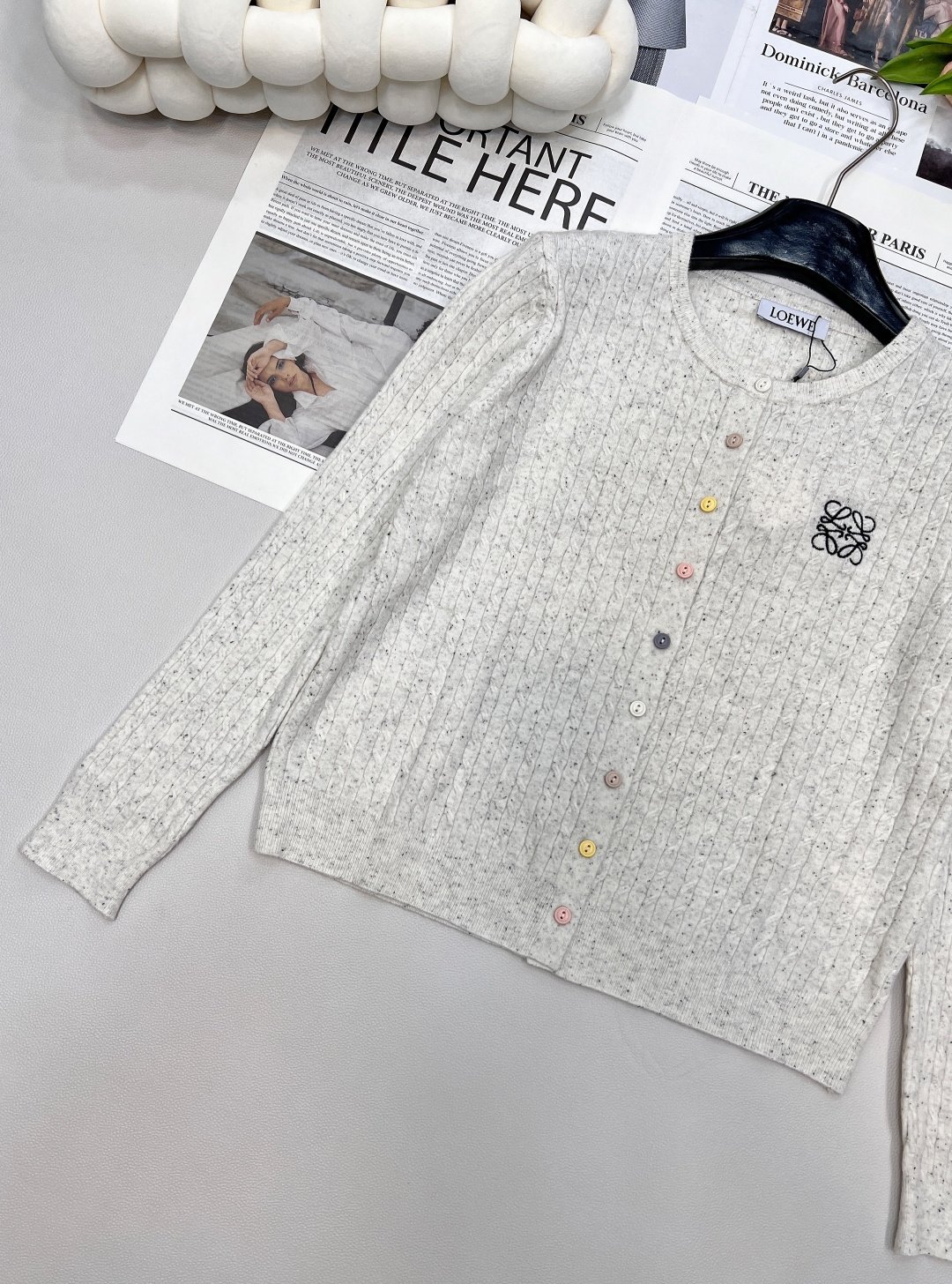 🆕LOEWE25SS新款刺绣logo彩色扣羊毛开衫。采用定制YB羊毛纱线织造圆领针织开衫的经典剪裁，不仅