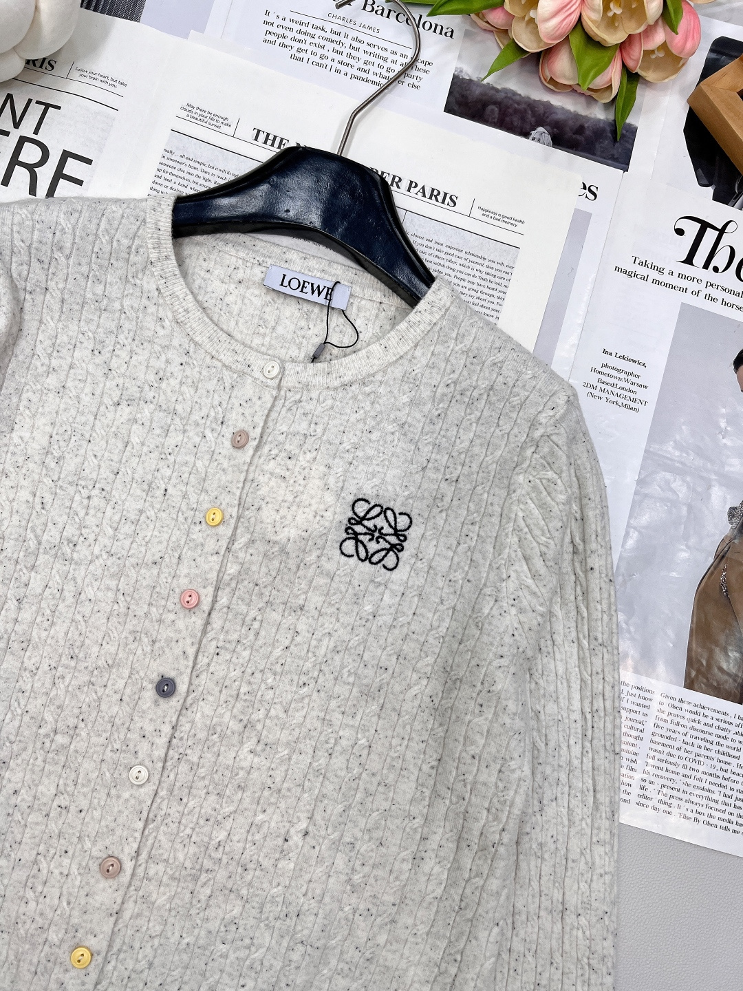🆕LOEWE25SS新款刺绣logo彩色扣羊毛开衫。采用定制YB羊毛纱线织造圆领针织开衫的经典剪裁，不仅