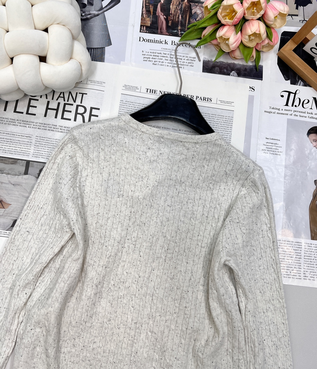 🆕LOEWE25SS新款刺绣logo彩色扣羊毛开衫。采用定制YB羊毛纱线织造圆领针织开衫的经典剪裁，不仅