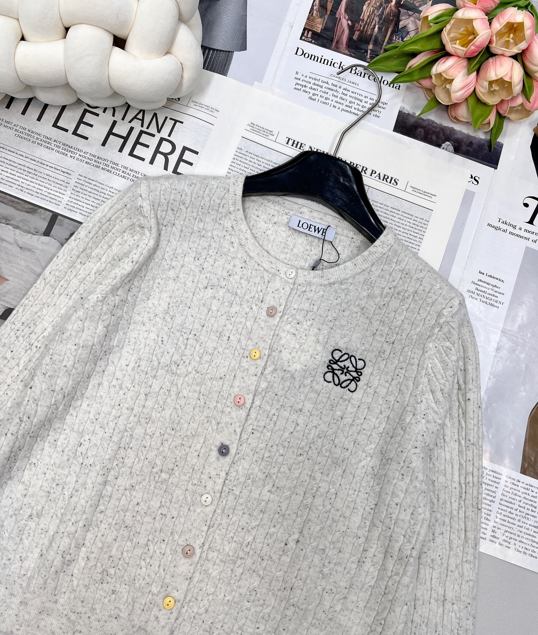 🆕LOEWE25SS新款刺绣logo彩色扣羊毛开衫。采用定制YB羊毛纱线织造圆领针织开衫的经典剪裁，不仅