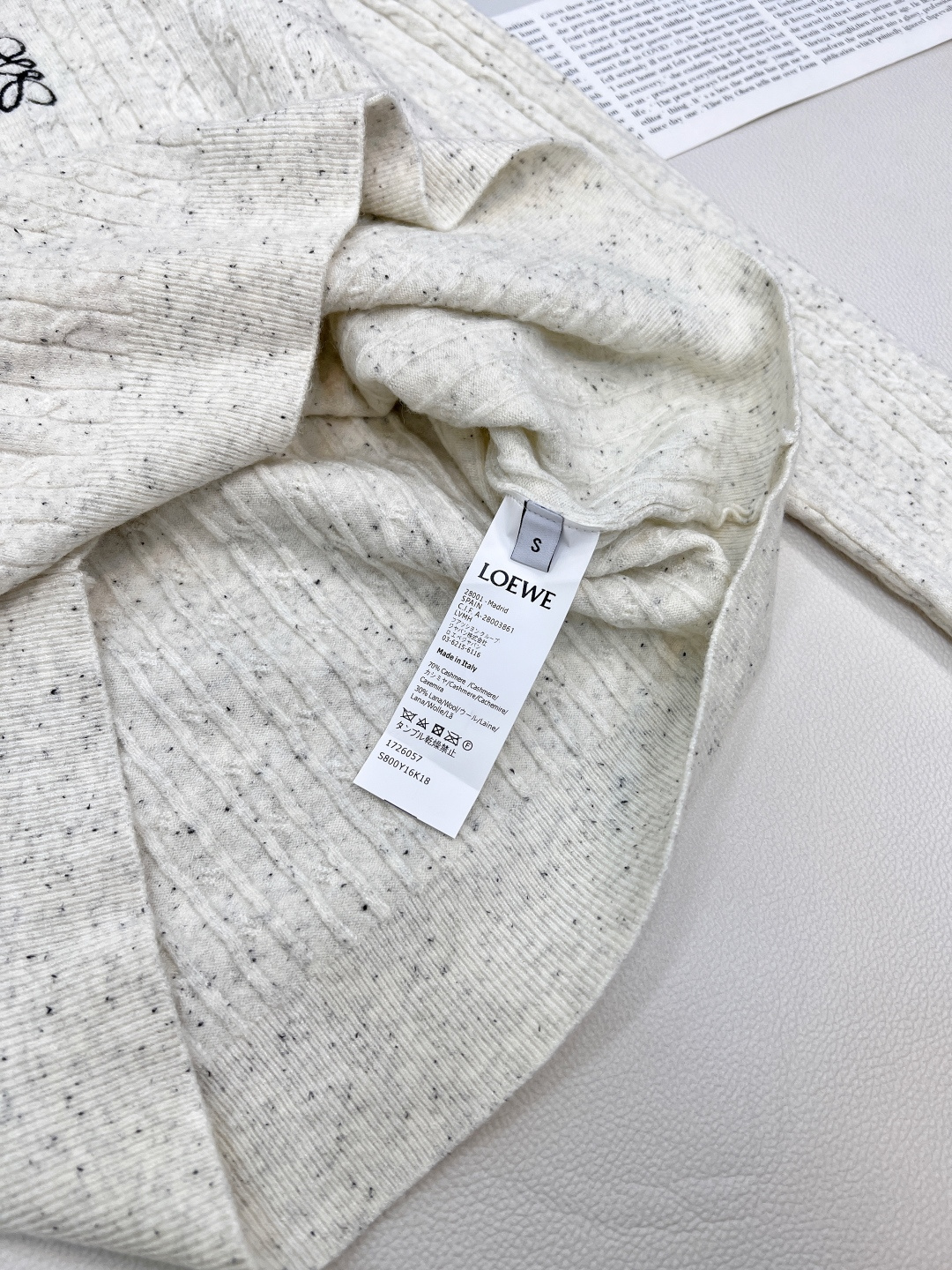 🆕LOEWE25SS新款刺绣logo彩色扣羊毛开衫。采用定制YB羊毛纱线织造圆领针织开衫的经典剪裁，不仅