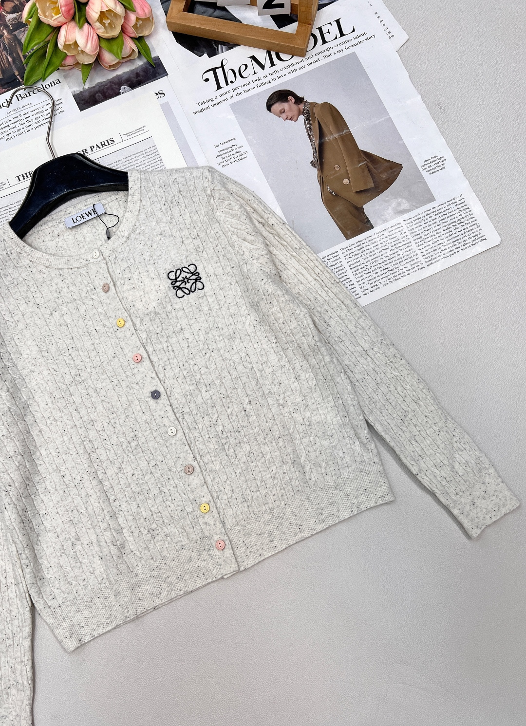 🆕LOEWE25SS新款刺绣logo彩色扣羊毛开衫。采用定制YB羊毛纱线织造圆领针织开衫的经典剪裁，不仅