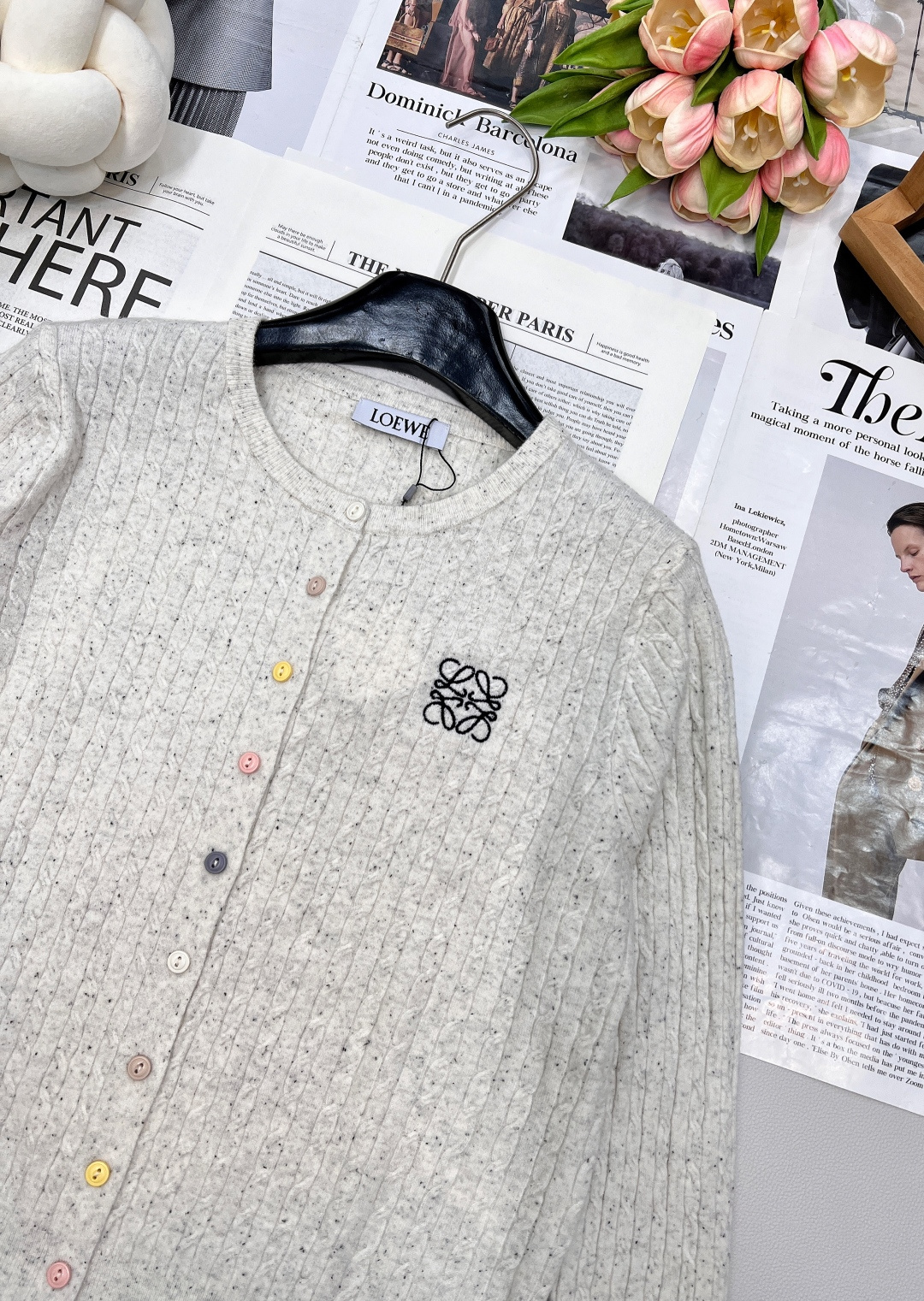 🆕LOEWE25SS新款刺绣logo彩色扣羊毛开衫。采用定制YB羊毛纱线织造圆领针织开衫的经典剪裁，不仅