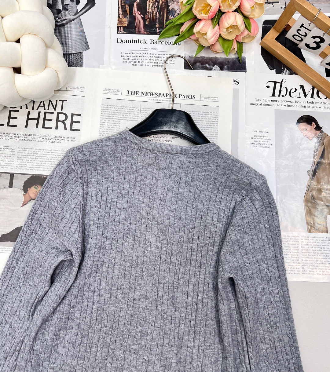 🆕LOEWE25SS新款刺绣logo彩色扣羊毛开衫。采用定制YB羊毛纱线织造圆领针织开衫的经典剪裁，不仅