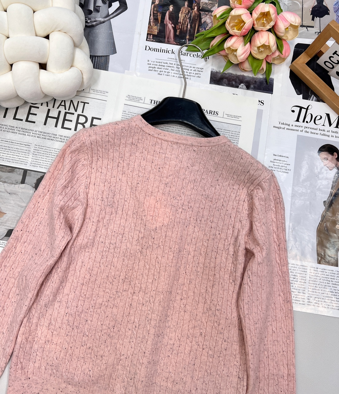 🆕LOEWE25SS新款刺绣logo彩色扣羊毛开衫。采用定制YB羊毛纱线织造圆领针织开衫的经典剪裁，不仅