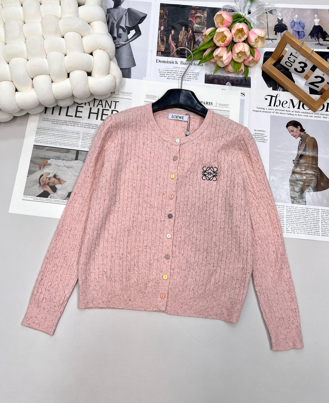 NO:472710,LOEWE25SS new embroidered logo color button wool cardigan. The classic tailoring of a round-neck knitted cardigan using customized YB wool yarn wool yarn not only modify the neck lines, but also very practical. The colored placket button is a highlight of this cardigan. It is colorful but not without harmony, echoing the lively and childlike style. The three-dimensional brand logo decoration on the chest is exquisite and eye-catching, instantly improving the overall style and level of dressing, so that every appearance you appear is exquisite and tasteful. Meet different color preferences. The regular style of the shoulders is very friendly to all body shapes. Luo Yiwei has always adhered to high-quality craftsmanship. This cardigan uses customized surface accessories and high-quality quality, which is definitely worthy of your possession. Don’t hesitate, hurry up and make this Luo Yiwei wool cardigan your new favorite in autumn and winter fashion!  Complete three standards, large-scale products, size sml code L, loewe, loewe, alexander wang19860909LOEWE25SS新款刺绣logo彩色扣羊毛开衫.采用定制YB羊毛纱线织造圆领针织开衫的经典剪裁,不仅修饰颈部线条,还非常实穿.彩色襟扣是这件开衫的一大亮点,色彩缤纷却又不失和谐,呼应间穿出活泼童趣风格.胸前立体的品牌徽标装饰,精致又醒目,瞬间提升整体穿搭的格调档次,让你的每一次出场都尽显精致与品味.满足不同的色彩偏好.落肩常规版型,对各种身形都十分友好,罗意威一直秉持高品质的匠心制作,这款开衫采用定制面辅料,高版本品质,绝对值得你拥有.别再犹豫,赶紧入手,让这件罗意威羊毛开衫成为你秋冬时尚的新宠！三标齐全,大货出 尺码sml 编码L,,loewe,loewe,alexander wang,Women's clothing