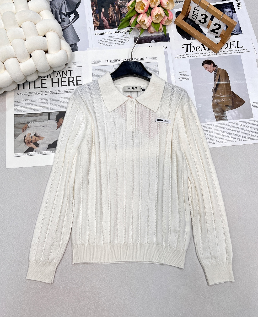 NO:472716,Miumiu2025 new letter patch twist lapel knit top, customized YB cashmere knit material, high-quality texture, comfortable and soft, lapel front shoulder long-sleeved sweater style, semi-open button design, matched with vertical twist texture, highlighting gentle temperament, all edges are tightened with threaded vertical pit strips, full of elasticity, chest letter logo decoration, showing high-end tone, regular style does not pick on body age, autumn and winter daily simple and versatile custom face accessories, complete three standards, large-scale products Size sml code,,miumiu, sweaters, alexander wang19860909Miumiu2025新款字母贴片麻花翻领针织上衣,定制YB羊绒针织材质 质感高级 舒适柔软 翻领正肩长袖毛衣版型 半开襟纽扣设计 搭配竖纹麻花肌理 突出温柔气质 包边均以螺纹竖坑条收紧 弹力十足 胸口字母徽标装饰 彰显高级调性 常规版型不挑身材年龄 秋冬日常简约百搭款 定制面辅料 ,三标齐全,大货出 尺码sml 编码,,miumiu,sweaters,alexander wang,Women's clothing