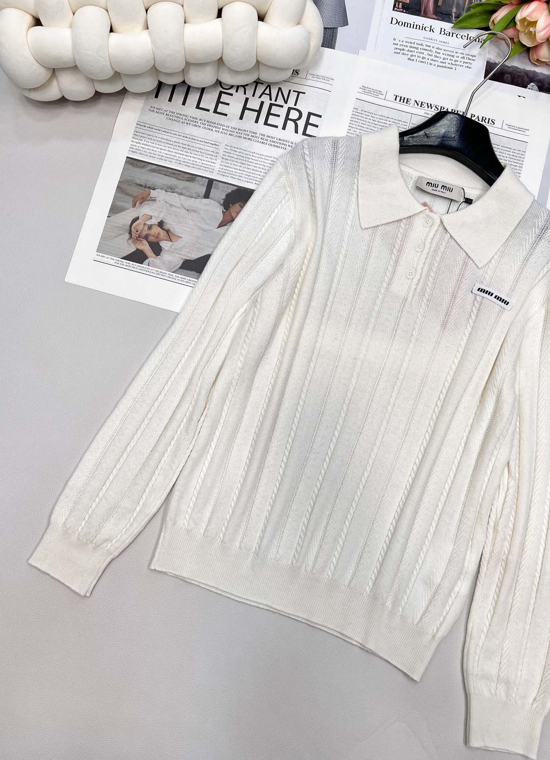 🆕Miumiu2025新款字母贴片麻花翻领针织上衣，定制YB羊绒针织材质 质感高级 舒适柔软 翻领正肩长