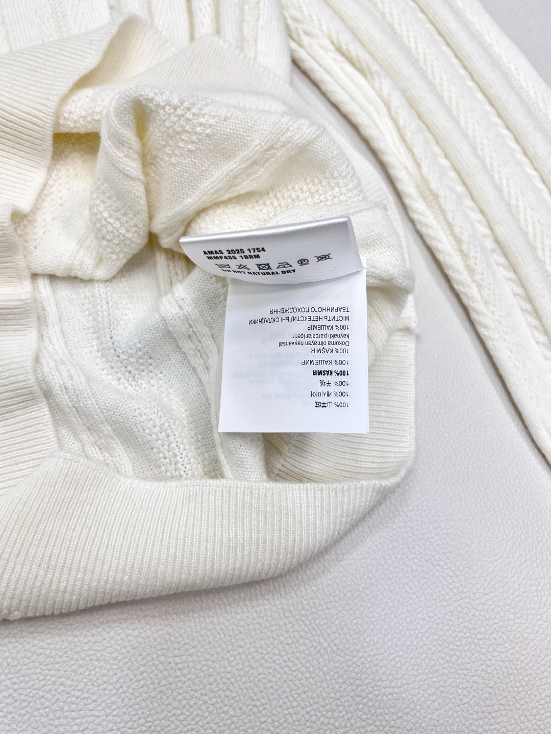 🆕Miumiu2025新款字母贴片麻花翻领针织上衣，定制YB羊绒针织材质 质感高级 舒适柔软 翻领正肩长