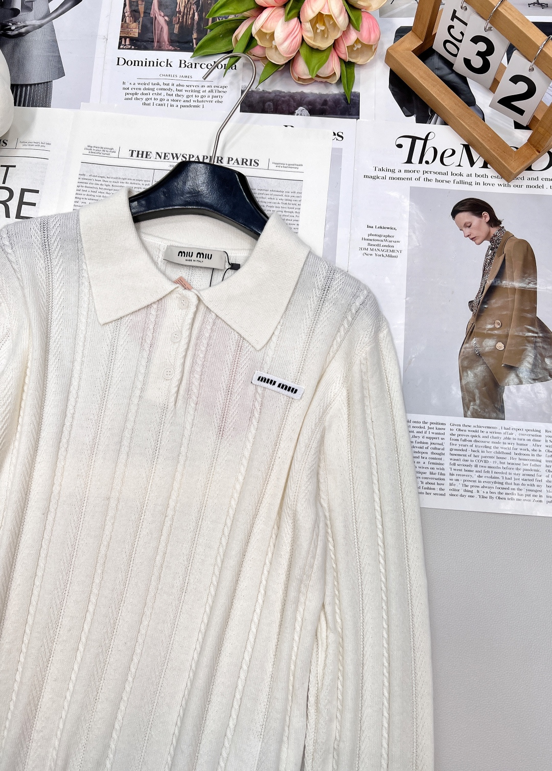 🆕Miumiu2025新款字母贴片麻花翻领针织上衣，定制YB羊绒针织材质 质感高级 舒适柔软 翻领正肩长