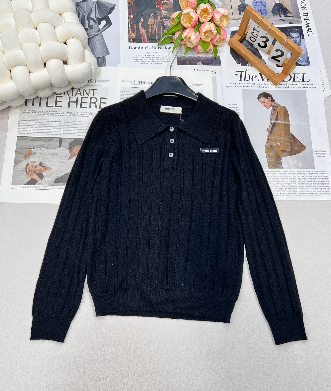 NO:472726,Miumiu2025 new letter patch twist lapel knit top, customized YB cashmere knit material, high-quality texture, comfortable and soft, lapel front shoulder long-sleeved sweater style, semi-open button design, matched with vertical twist texture, highlighting gentle temperament, all edges are tightened with threaded vertical pit strips, full of elasticity, chest letter logo decoration, showing high-end tone, regular style does not pick on body age, autumn and winter daily simple and versatile custom face accessories, complete three standards, large-scale products Size sml code,,miumiu, sweaters, alexander wang19860909Miumiu2025新款字母贴片麻花翻领针织上衣,定制YB羊绒针织材质 质感高级 舒适柔软 翻领正肩长袖毛衣版型 半开襟纽扣设计 搭配竖纹麻花肌理 突出温柔气质 包边均以螺纹竖坑条收紧 弹力十足 胸口字母徽标装饰 彰显高级调性 常规版型不挑身材年龄 秋冬日常简约百搭款 定制面辅料 ,三标齐全,大货出 尺码sml 编码,,miumiu,sweaters,alexander wang,Women's clothing