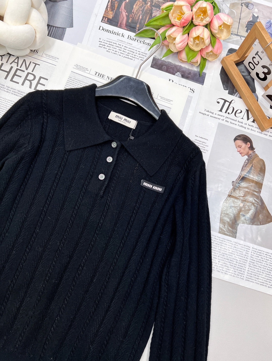 🆕Miumiu2025新款字母贴片麻花翻领针织上衣，定制YB羊绒针织材质 质感高级 舒适柔软 翻领正肩长