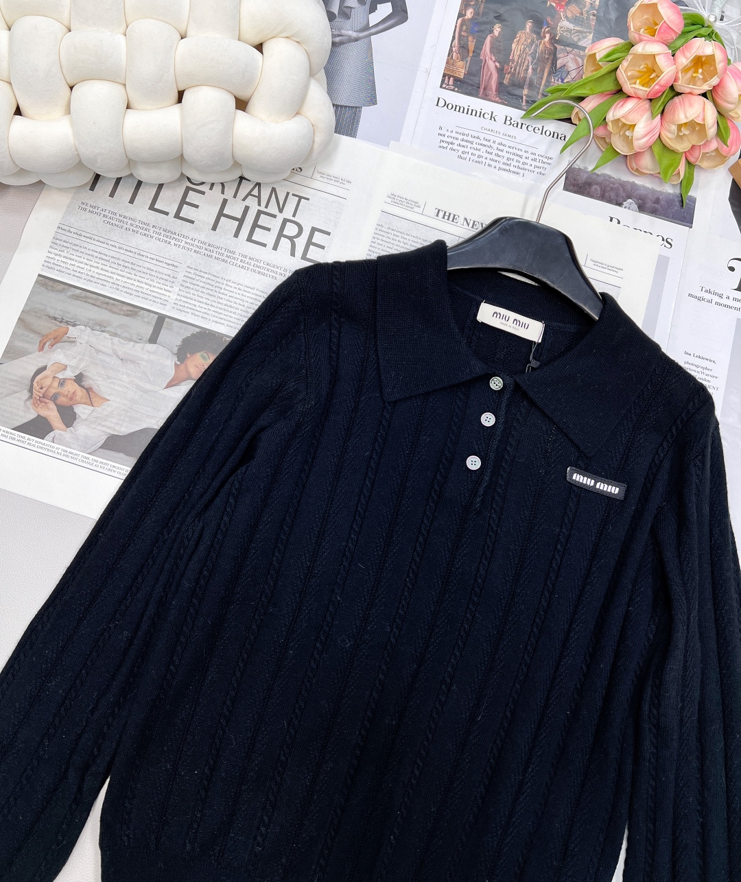 🆕Miumiu2025新款字母贴片麻花翻领针织上衣，定制YB羊绒针织材质 质感高级 舒适柔软 翻领正肩长