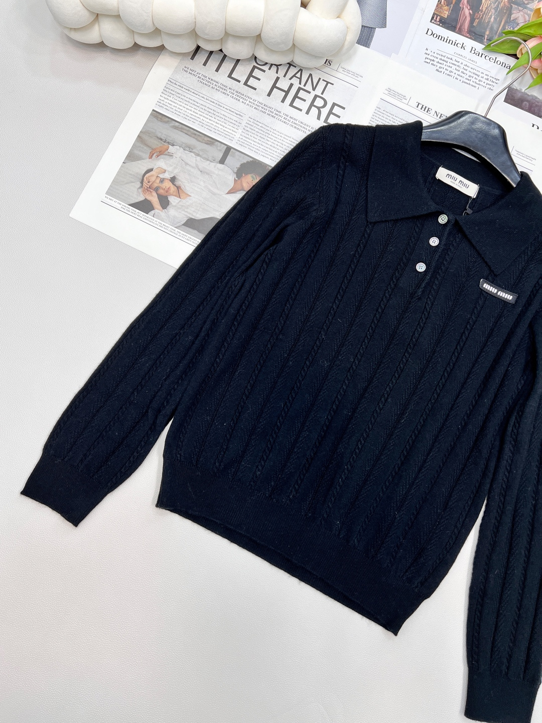 🆕Miumiu2025新款字母贴片麻花翻领针织上衣，定制YB羊绒针织材质 质感高级 舒适柔软 翻领正肩长