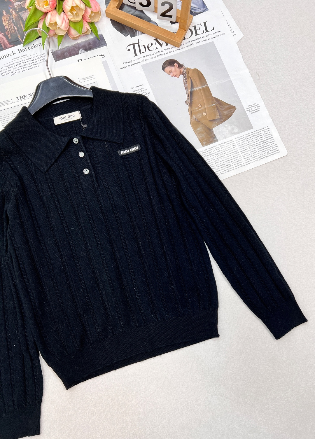 🆕Miumiu2025新款字母贴片麻花翻领针织上衣，定制YB羊绒针织材质 质感高级 舒适柔软 翻领正肩长