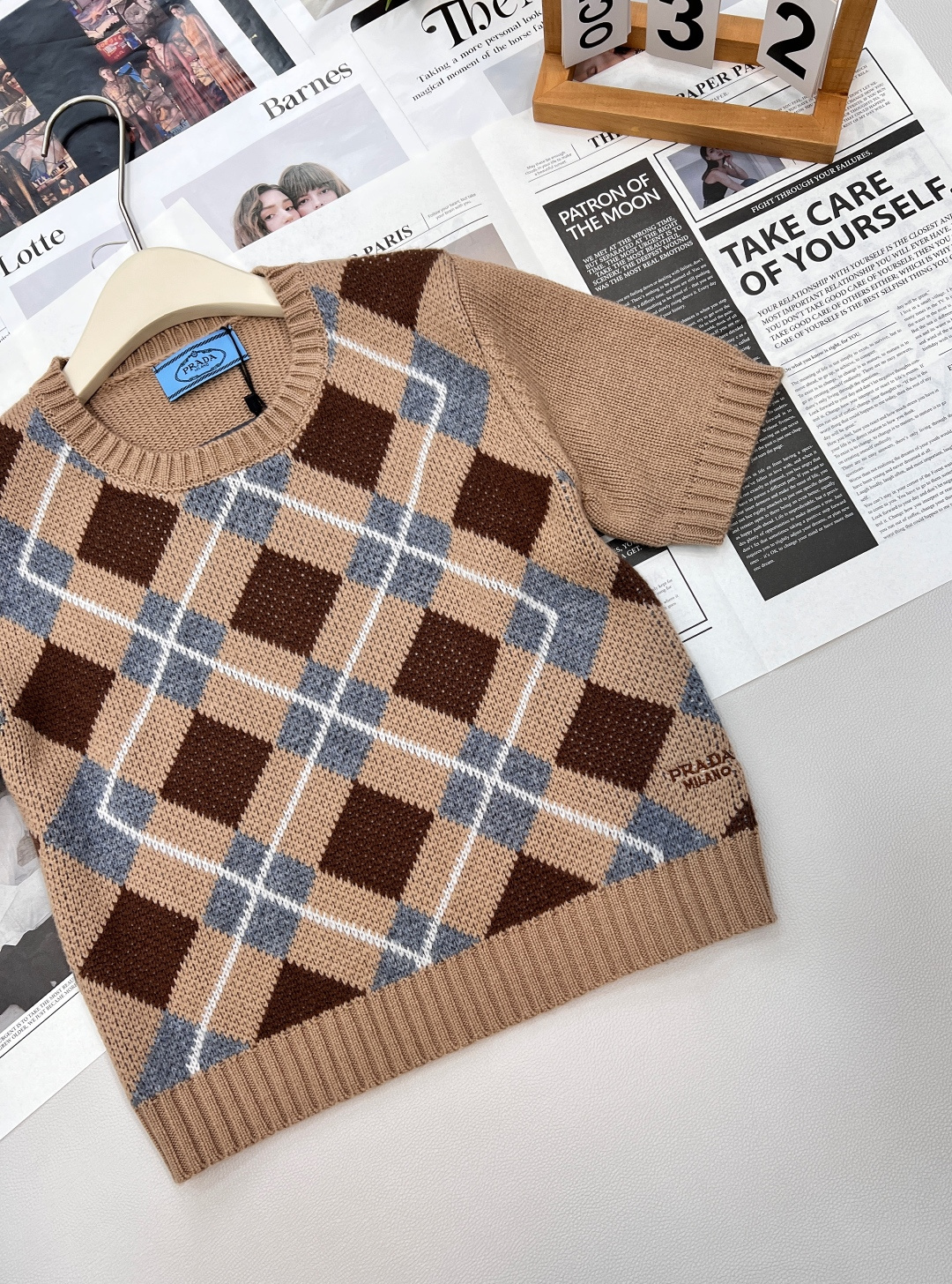 🆕Prada新款菱格针织短袖，定制YB羊毛纱线织造 质感细腻 柔软舒适 圆领短袖针织上衣剪裁 领口袖口螺