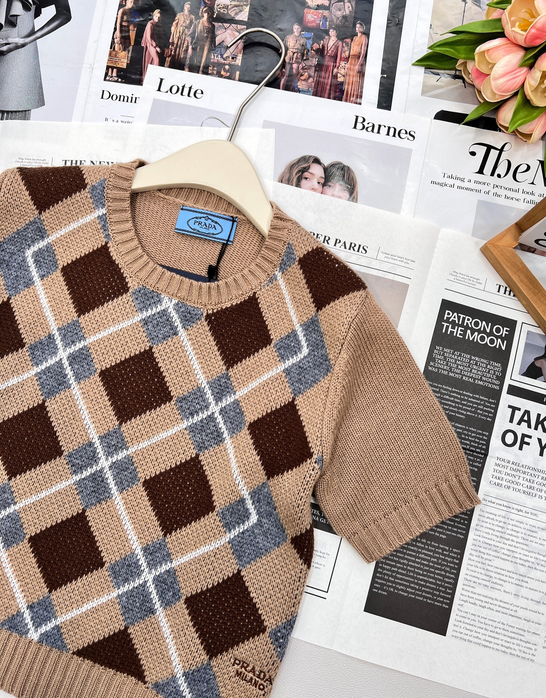🆕Prada新款菱格针织短袖，定制YB羊毛纱线织造 质感细腻 柔软舒适 圆领短袖针织上衣剪裁 领口袖口螺