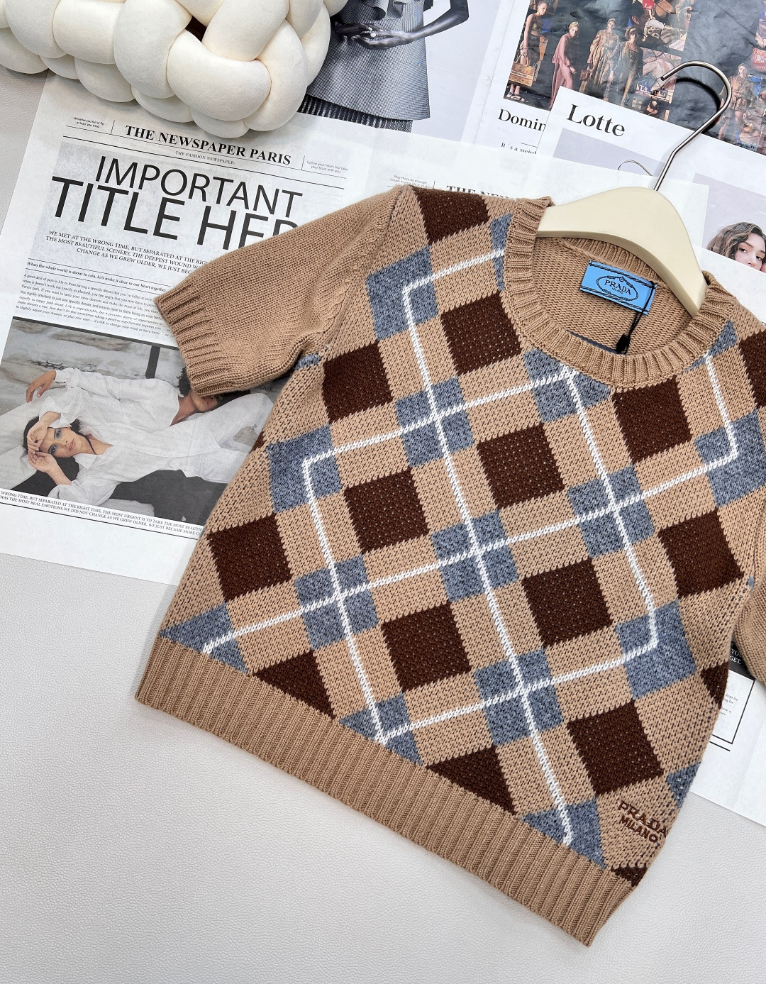 🆕Prada新款菱格针织短袖，定制YB羊毛纱线织造 质感细腻 柔软舒适 圆领短袖针织上衣剪裁 领口袖口螺