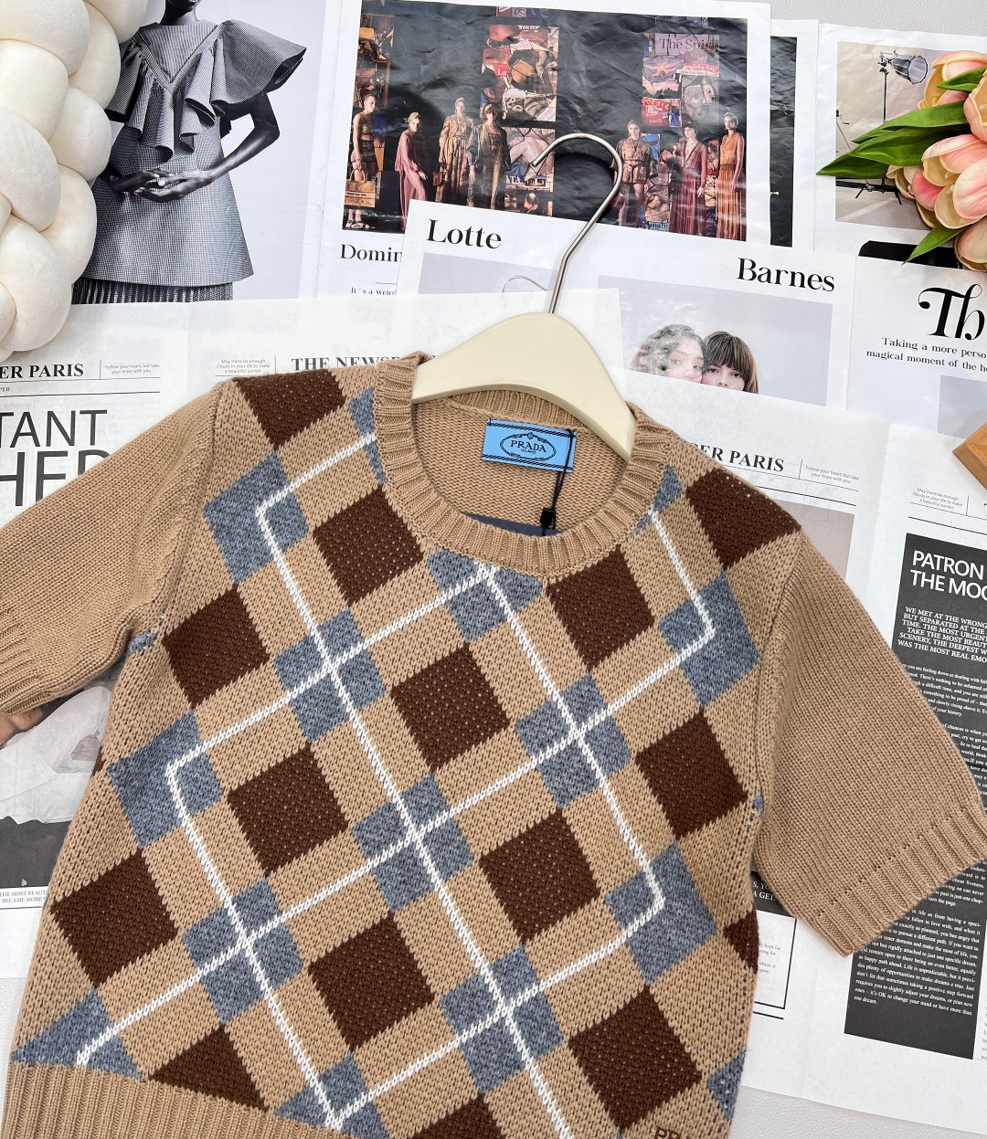 🆕Prada新款菱格针织短袖，定制YB羊毛纱线织造 质感细腻 柔软舒适 圆领短袖针织上衣剪裁 领口袖口螺
